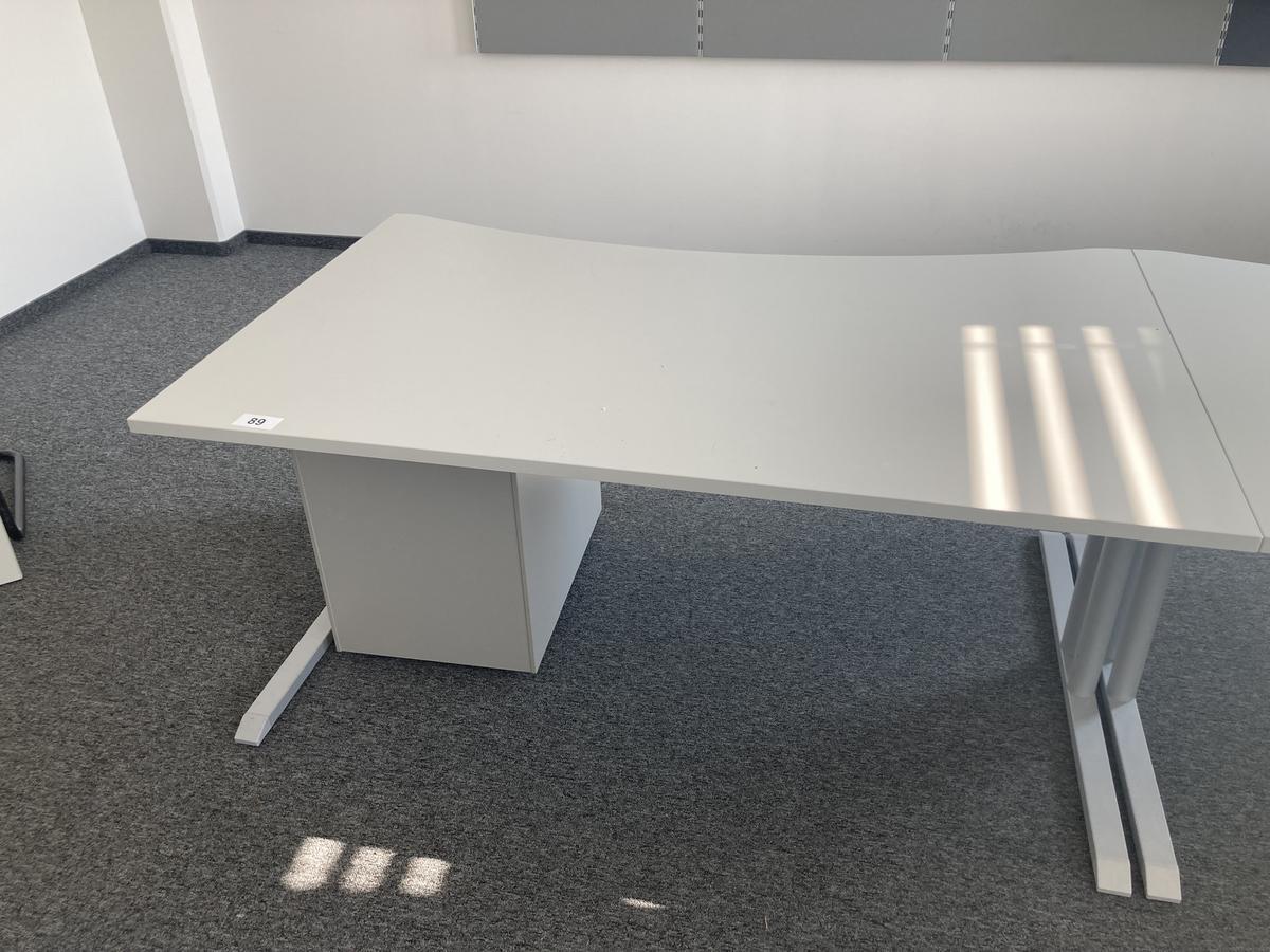 Schreibtisch ohne R&uuml;ckwand, geschwungen, Ma&szlig;e: ca. 160 x 85 x 100 cm?d=2026-09-01 15:38:30