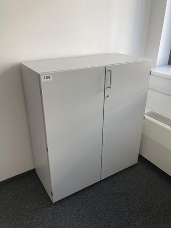 Aktenschrank, 3 Ordnerhöhen, Maße: ca.100 x 45 x 113 cm Aktenschrank, 3 Ordnerhöhen, Maße: ca.100 x 45 x 113 cm