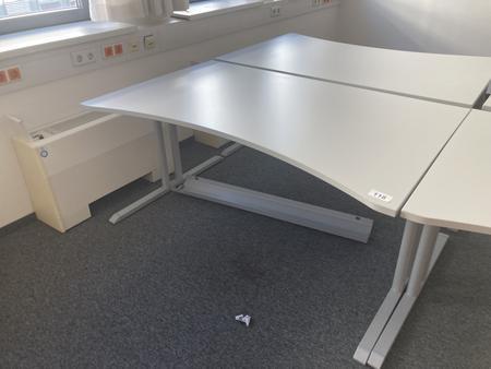 Schreibtisch ohne Rückwand, geschwungen, Maße: ca. 160 x 85 x 100 cm Schreibtisch ohne Rückwand, geschwungen, Maße: ca. 160 x 85 x 100 cm