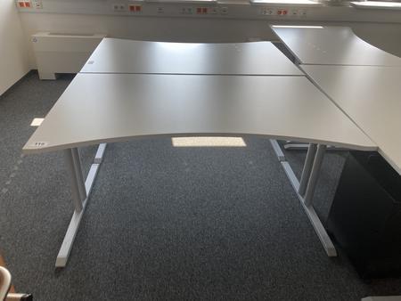 Schreibtisch ohne Rückwand, geschwungen, Maße: ca. 160 x 85 x 100 cm Schreibtisch ohne Rückwand, geschwungen, Maße: ca. 160 x 85 x 100 cm