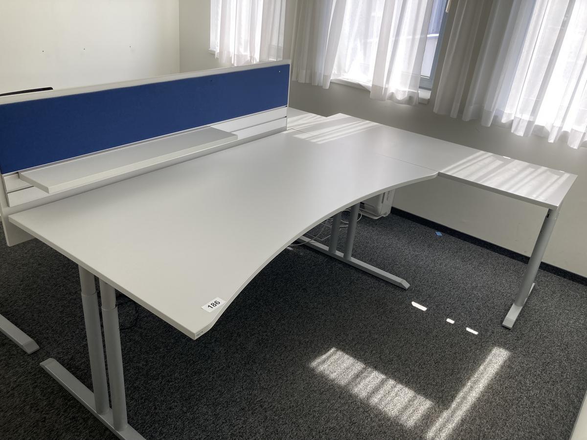 Schreibtisch mit R&uuml;ckwand, geschwungen, Ma&szlig;e: ca. 160 x 85 x 100 cm?d=2026-09-01 15:38:42