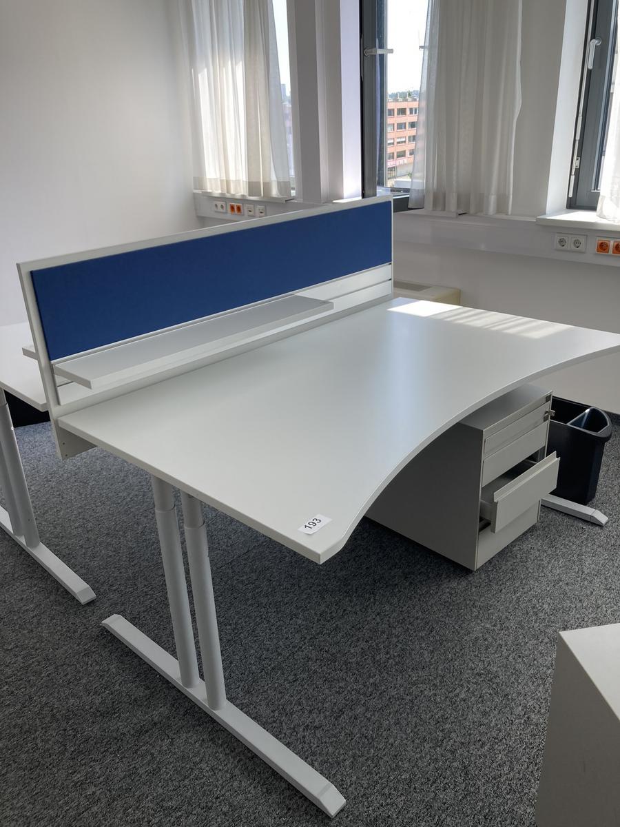Schreibtisch mit R&uuml;ckwand, geschwungen, Ma&szlig;e: ca. 160 x 85 x 100 cm?d=2026-09-01 15:38:45
