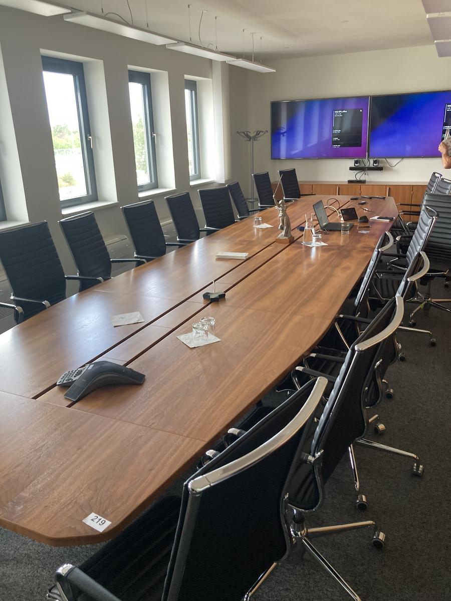 Konferenztisch, 10teilig mit EDV-Konsolen, Ma&szlig;e ca. 660 x 160 cm