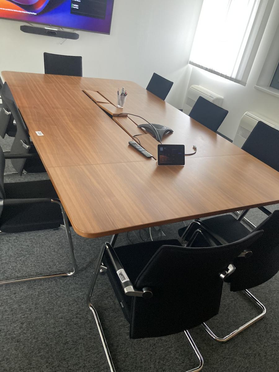 Konferenztisch, Ma&szlig;e ca. L 280 x 160 cm inkl EDV-Konsolen mit 9 Stk. Freischwinger-St&uuml;hlen Fabrikat Birsberger