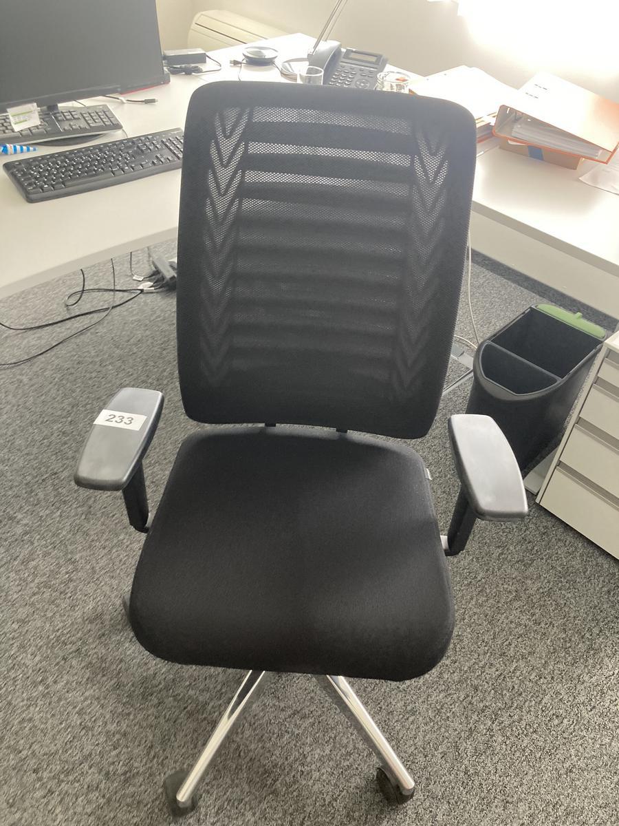 B&uuml;rodrehstuhl mit Armlehnen