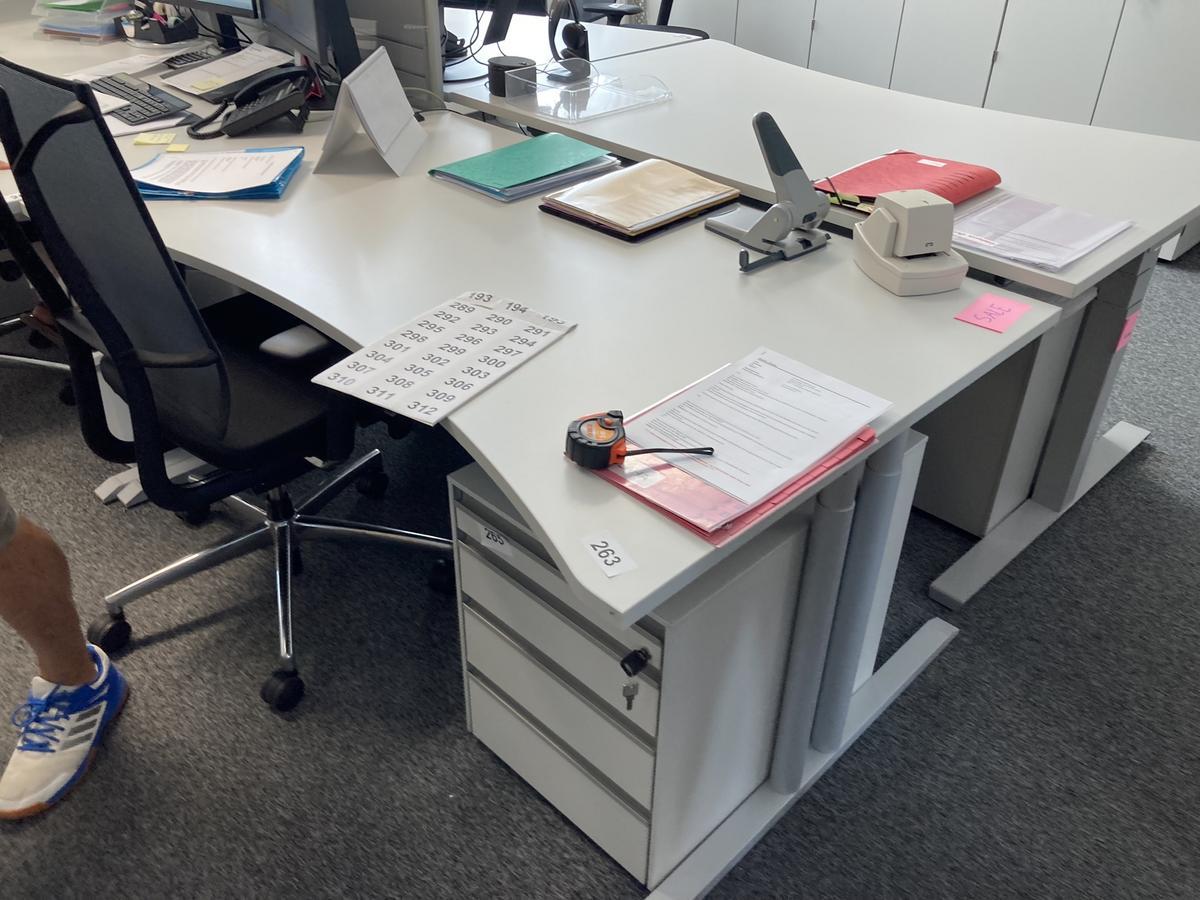 Schreibtisch ohne R&uuml;ckwand, geschwungen, Ma&szlig;e: ca. 160 x 85 x 100 cm + Beistelltisch?d=2026-09-01 15:38:44