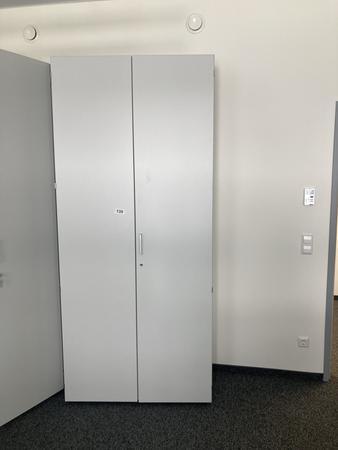Aktenschrank mit Hängeregisterauszügen, Maße: ca. B 100 x 45 x 230 cm Aktenschrank mit Hängeregisterauszügen, Maße: ca. B 100 x 45 x 230 cm