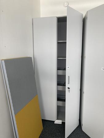 Aktenschrank mit Hängeregisterauszügen, Maße: ca. B 100 x 45 x 230 cm Aktenschrank mit Hängeregisterauszügen, Maße: ca. B 100 x 45 x 230 cm