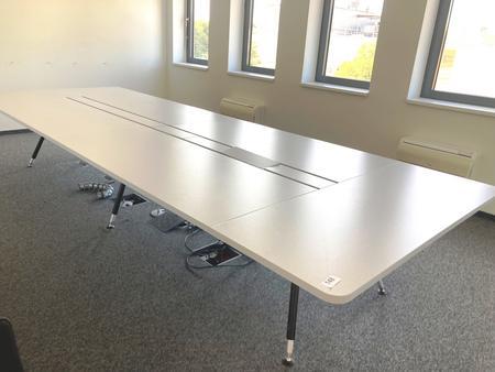 Konferenztisch, 6teilig, Maße: ca. L 440 x 160 cm Konferenztisch, 6teilig, Maße: ca. L 440 x 160 cm