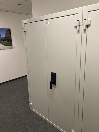 Feuerfester Akten- und Wertpapierschrank, Maße: ca. 126 x 60 x 195 cm Feuerfester Akten- und Wertpapierschrank, Maße: ca. 126 x 60 x 195 cm