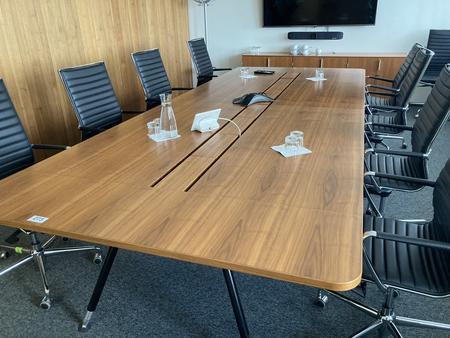 Konferenztisch, Maße ca. L 400 x 160 cm, Kabelführung mittig Konferenztisch, Maße ca. L 400 x 160 cm, Kabelführung mittig