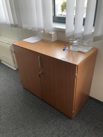 Aktenschrank, 2 Ordnerhöhen, Maße: ca. 100 x 45 x 80 cm Aktenschrank, 2 Ordnerhöhen, Maße: ca. 100 x 45 x 80 cm