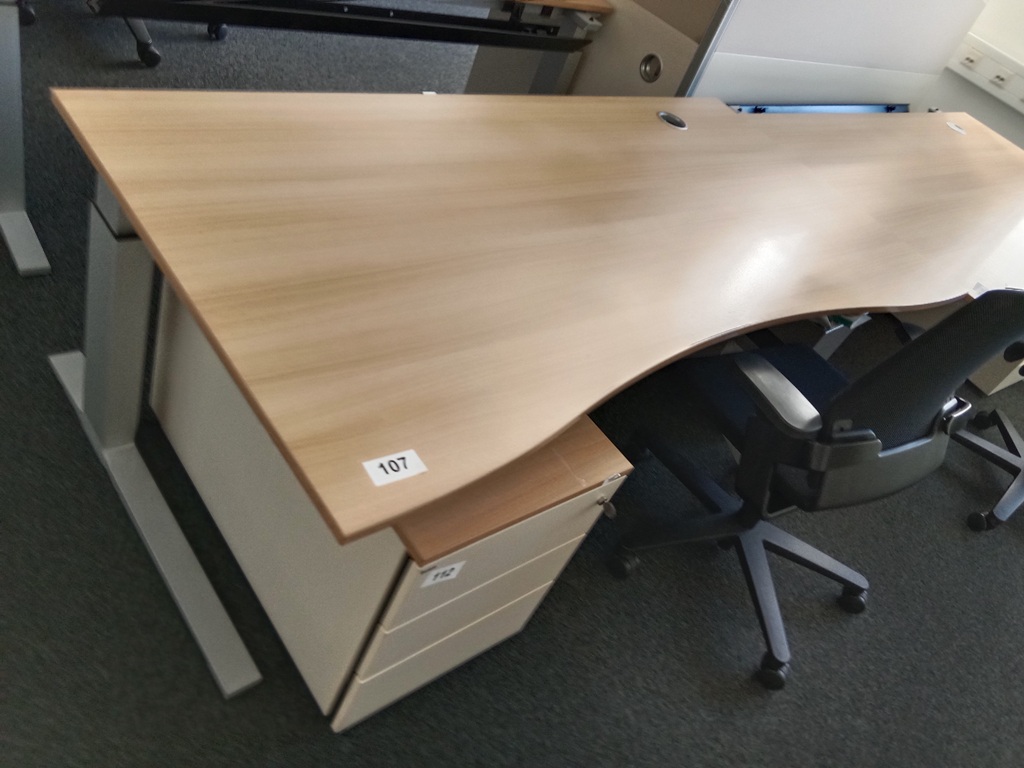 Schreibtisch geschwungen, h&ouml;henverstellbar, Ma&szlig;e: L 180 x B 90 cm?d=2026-09-03 06:21:41