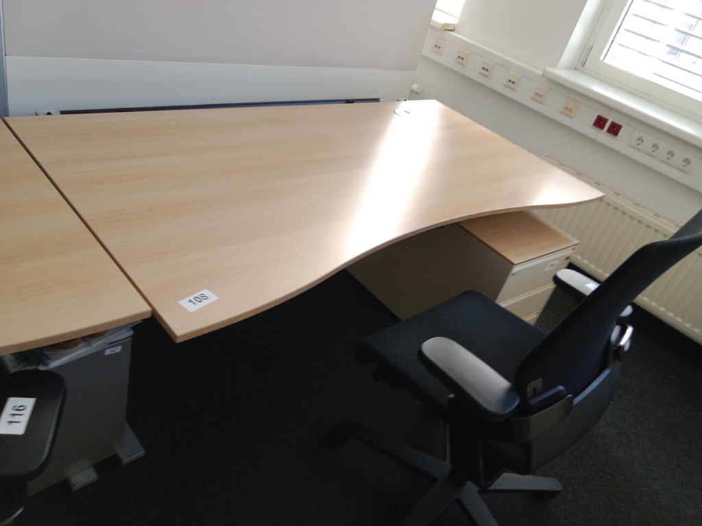 Schreibtisch geschwungen, h&ouml;henverstellbar, Ma&szlig;e: L 180 x B 90 cm