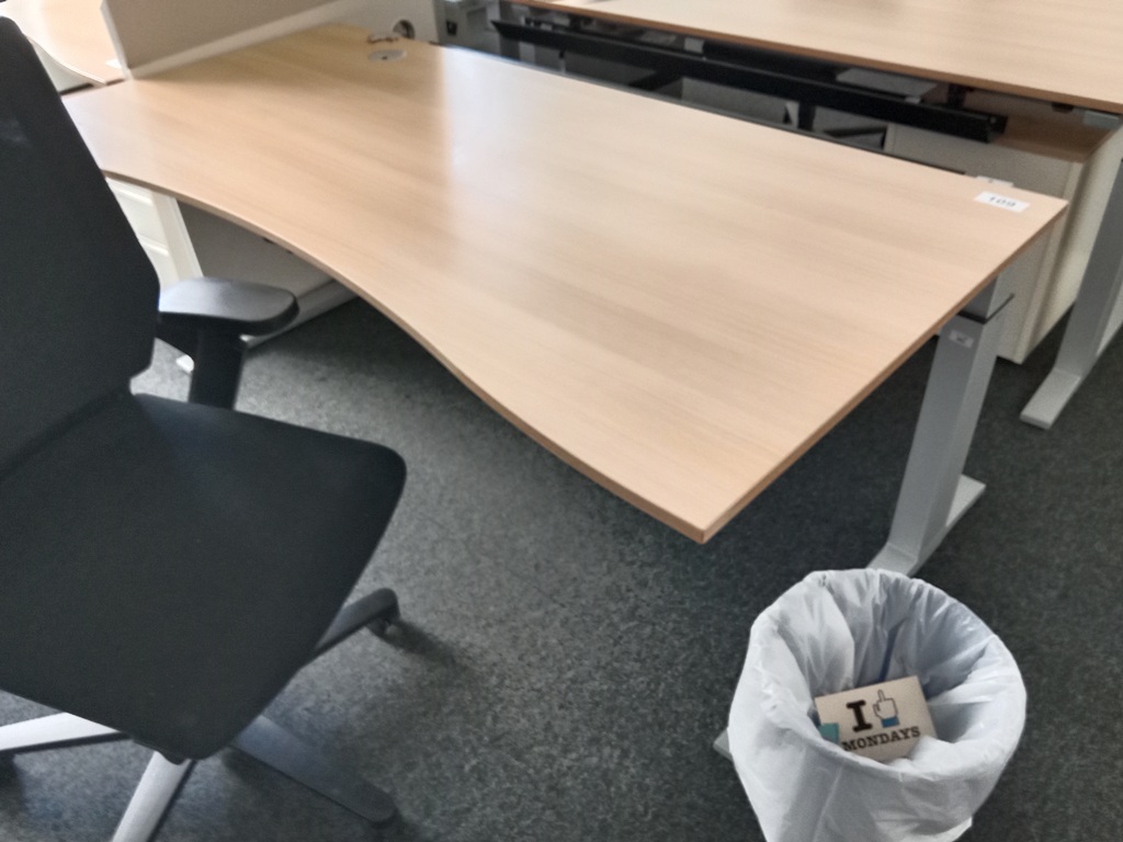 Schreibtisch geschwungen, h&ouml;henverstellbar, Ma&szlig;e: L 180 x B 90 cm?d=2026-09-03 06:20:52