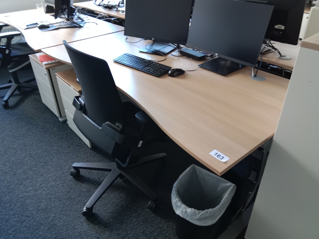Schreibtisch geschwungen, h&ouml;henverstellbar, Ma&szlig;e: L 180 x B 90 cm?d=2026-09-03 06:20:45