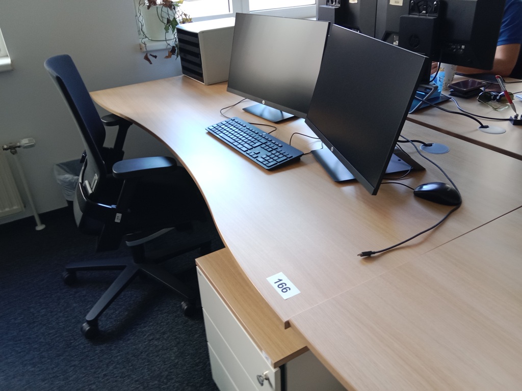 Schreibtisch geschwungen, h&ouml;henverstellbar, Ma&szlig;e: L 180 x B 90 cm