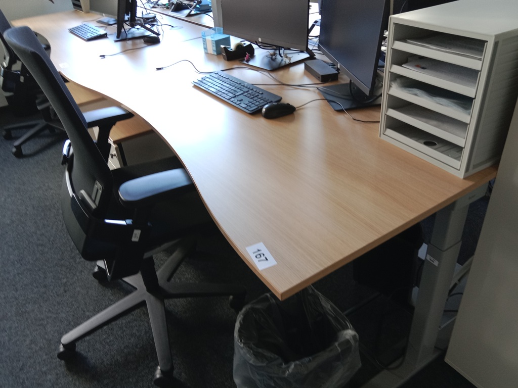 Schreibtisch geschwungen, h&ouml;henverstellbar, Ma&szlig;e: L 180 x B 90 cm?d=2026-09-03 06:21:02