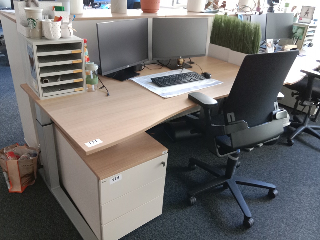 Schreibtisch geschwungen, h&ouml;henverstellbar, Ma&szlig;e: L 180 x B 90 cm?d=2026-09-03 06:07:25