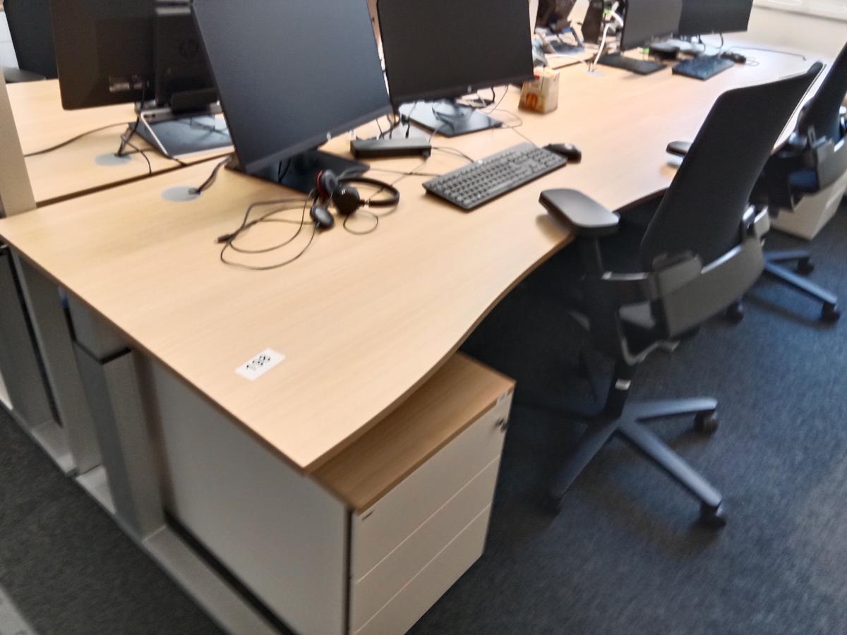 Schreibtisch geschwungen, h&ouml;henverstellbar, Ma&szlig;e: L 180 x B 90 cm?d=2026-09-03 06:07:40