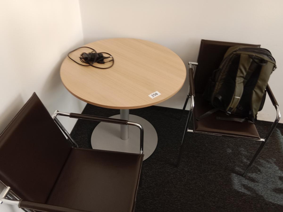 Besprechungstischgruppe mit 2 Lederst&uuml;hlen?d=2026-09-03 06:07:26