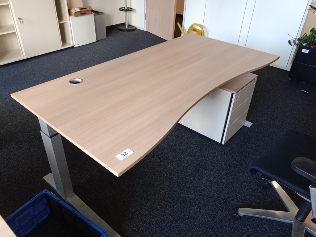 Schreibtisch geschwungen, h&ouml;henverstellbar, Ma&szlig;e: L 180 x B 90 cm?d=2026-09-03 06:20:54