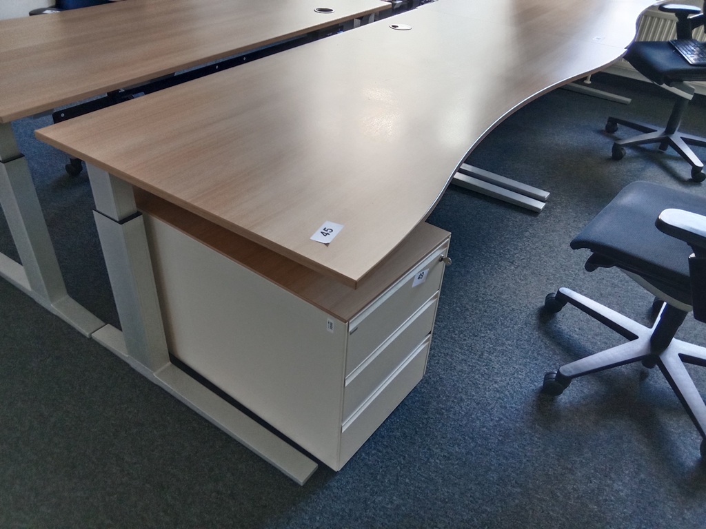 Schreibtisch geschwungen, h&ouml;henverstellbar, Ma&szlig;e: L 180 x B 90 cm