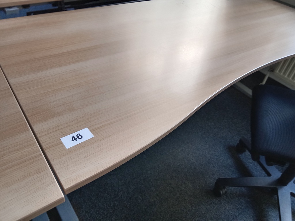 Schreibtisch geschwungen, h&ouml;henverstellbar, Ma&szlig;e: L 180 x B 90 cm?d=2026-09-03 06:21:01