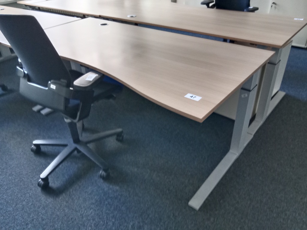 Schreibtisch geschwungen, h&ouml;henverstellbar, Ma&szlig;e: L 180 x B 90 cm?d=2026-09-03 06:07:27