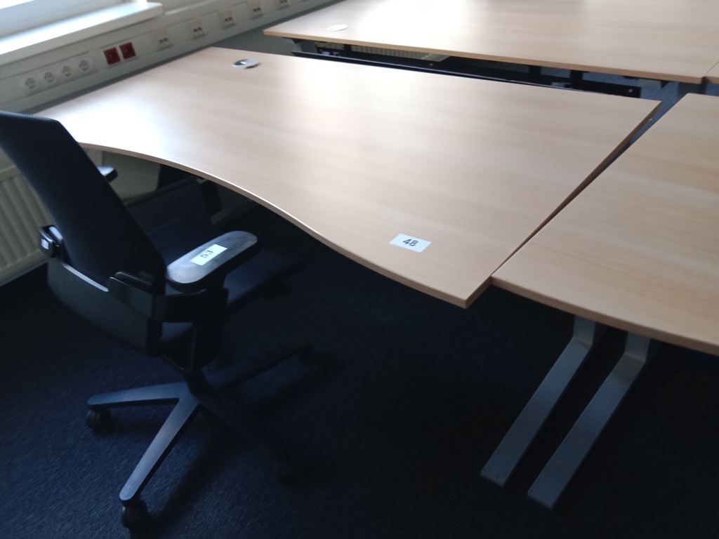 Schreibtisch geschwungen, h&ouml;henverstellbar, Ma&szlig;e: L 180 x B 90 cm?d=2026-09-03 06:21:39