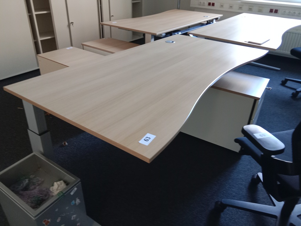 Schreibtisch geschwungen, h&ouml;henverstellbar, Ma&szlig;e: L 180 x B 90 cm?d=2026-09-03 06:21:40