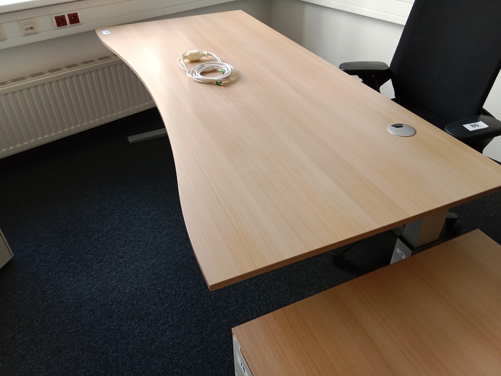 Schreibtisch geschwungen, h&ouml;henverstellbar, Ma&szlig;e: L 180 x B 90 cm?d=2026-09-03 06:07:23