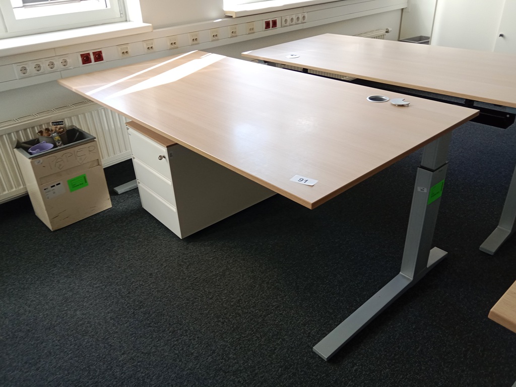 Schreibtisch geschwungen, h&ouml;henverstellbar, Ma&szlig;e: L 180 x B 90 cm