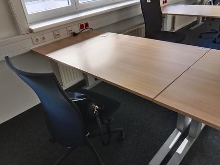 Schreibtisch, Maße L 140 x B 80 cm Schreibtisch, Maße L 140 x B 80 cm