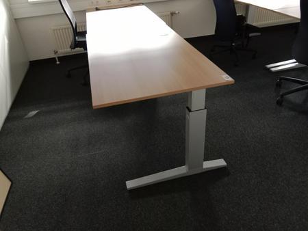 Schreibtisch, Maße L 140 x B 80 cm Schreibtisch, Maße L 140 x B 80 cm