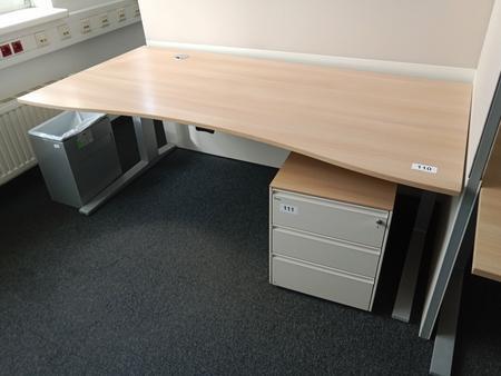 Schreibtisch geschwungen, höhenverstellbar, Maße: L 180 x B 90 cm Schreibtisch geschwungen, höhenverstellbar, Maße: L 180 x B 90 cm