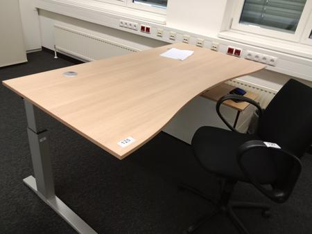 Schreibtisch geschwungen, höhenverstellbar, Maße: L 180 x B 90 cm Schreibtisch geschwungen, höhenverstellbar, Maße: L 180 x B 90 cm