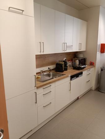 Küchenblock mit Geräten (Kühlschrank, Geschirrspüler und Miktrowelle, voll funktionsfähig) Küchenblock mit Geräten (Kühlschrank, Geschirrspüler und Miktrowelle, voll funktionsfähig)