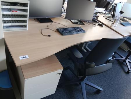 Schreibtisch geschwungen, höhenverstellbar, Maße: L 180 x B 90 cm Schreibtisch geschwungen, höhenverstellbar, Maße: L 180 x B 90 cm