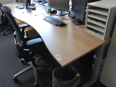 Schreibtisch geschwungen, höhenverstellbar, Maße: L 180 x B 90 cm Schreibtisch geschwungen, höhenverstellbar, Maße: L 180 x B 90 cm