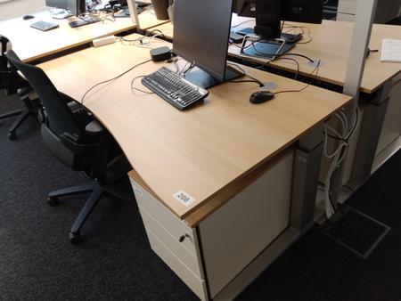 Schreibtisch geschwungen, höhenverstellbar, Maße: L 180 x B 90 cm Schreibtisch geschwungen, höhenverstellbar, Maße: L 180 x B 90 cm