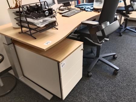 Schreibtisch geschwungen, höhenverstellbar, Maße: L 180 x B 90 cm Schreibtisch geschwungen, höhenverstellbar, Maße: L 180 x B 90 cm