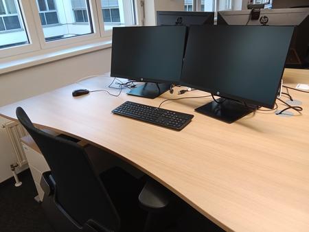 Schreibtisch geschwungen, höhenverstellbar, Maße: L 180 x B 90 cm Schreibtisch geschwungen, höhenverstellbar, Maße: L 180 x B 90 cm