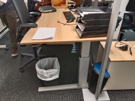 Schreibtisch geschwungen, höhenverstellbar, Maße: L 180 x B 90 cm Schreibtisch geschwungen, höhenverstellbar, Maße: L 180 x B 90 cm