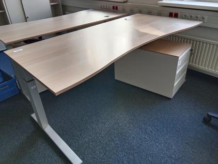 Schreibtisch geschwungen, höhenverstellbar, Maße: L 180 x B 90 cm Schreibtisch geschwungen, höhenverstellbar, Maße: L 180 x B 90 cm