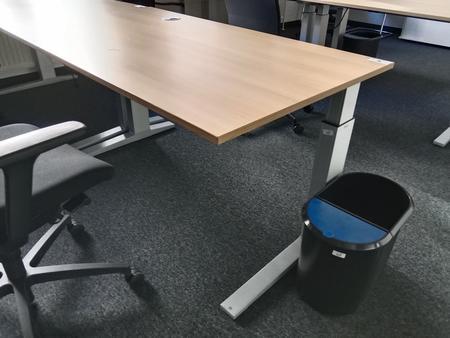 Schreibtisch, Maße L 140 x B 80 cm Schreibtisch, Maße L 140 x B 80 cm