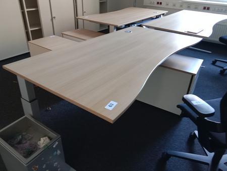 Schreibtisch geschwungen, höhenverstellbar, Maße: L 180 x B 90 cm Schreibtisch geschwungen, höhenverstellbar, Maße: L 180 x B 90 cm