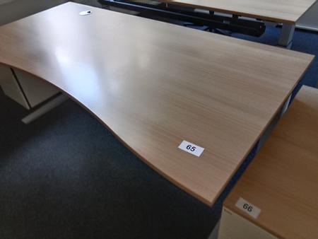 Schreibtisch geschwungen, höhenverstellbar, Maße: L 180 x B 90 cm Schreibtisch geschwungen, höhenverstellbar, Maße: L 180 x B 90 cm
