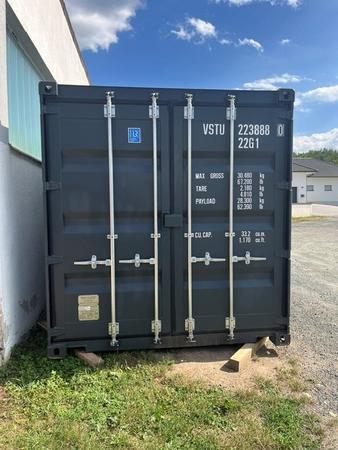 See- und Lagercontainer, 20 Fuß, top Zustand mit gültiger CSC Plakette für die Schifffahrt, Maße: 6058 x 238 x 2591 mm, Rauminhalt: ca. 33 m3, x-fach stapelbar, Verladung mittels Stapler, Gewicht: ca. 2300 kg, RAL 7016, Standort Enns See- und Lagercontainer, 20 Fuß, top Zustand mit gültiger CSC Plakette für die Schifffahrt, Maße: 6058 x 238 x 2591 mm, Rauminhalt: ca. 33 m3, x-fach stapelbar, Verladung mittels Stapler, Gewicht: ca. 2300 kg, RAL 7016, Standort Enns