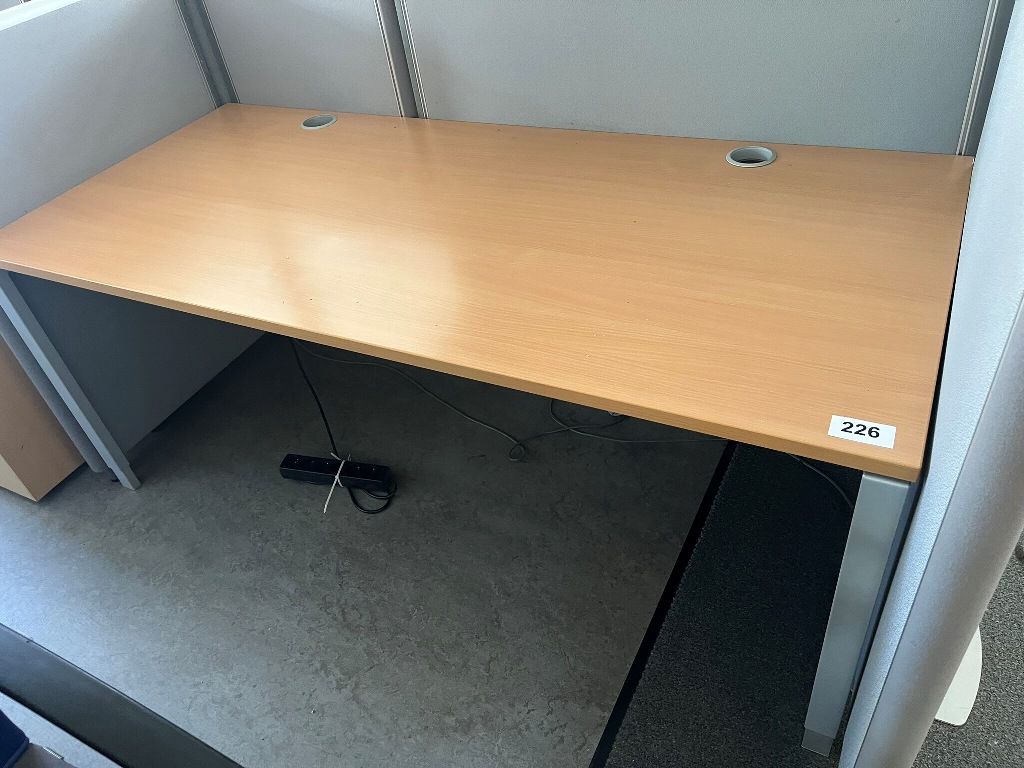 BENE Schreibtisch ca. 180 x 80 cm?d=2026-09-09 23:22:28